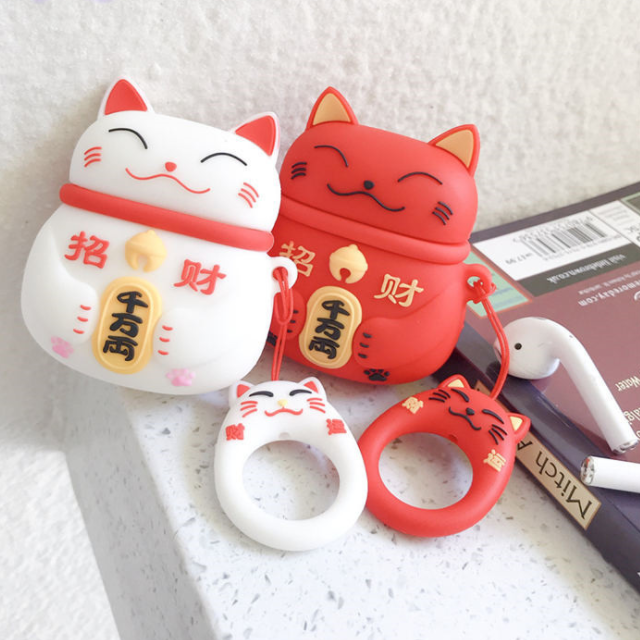 為AirPods耳機(jī)戴上卡通造型硅膠套